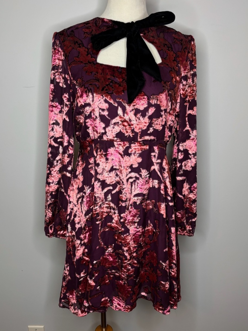 Hope & Ivy - Red The Dolly Devore Velvet Skater Dress With Ribbon Tie Neck